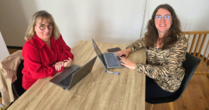 Échange entre deux professionnelles de l’ESS lors d’un accompagnement APOGÉES en proximité sur le terrain