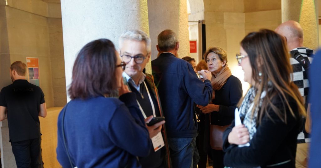 Participants en discussion lors d'un temps d'échange des Rencontres APOGÉES.