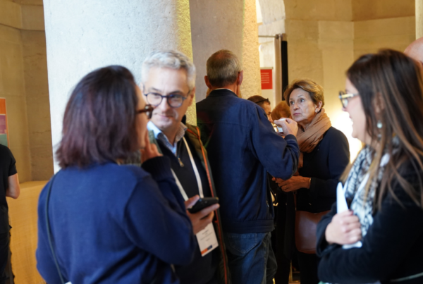 Participants en discussion lors d'un temps d'échange des Rencontres APOGÉES.