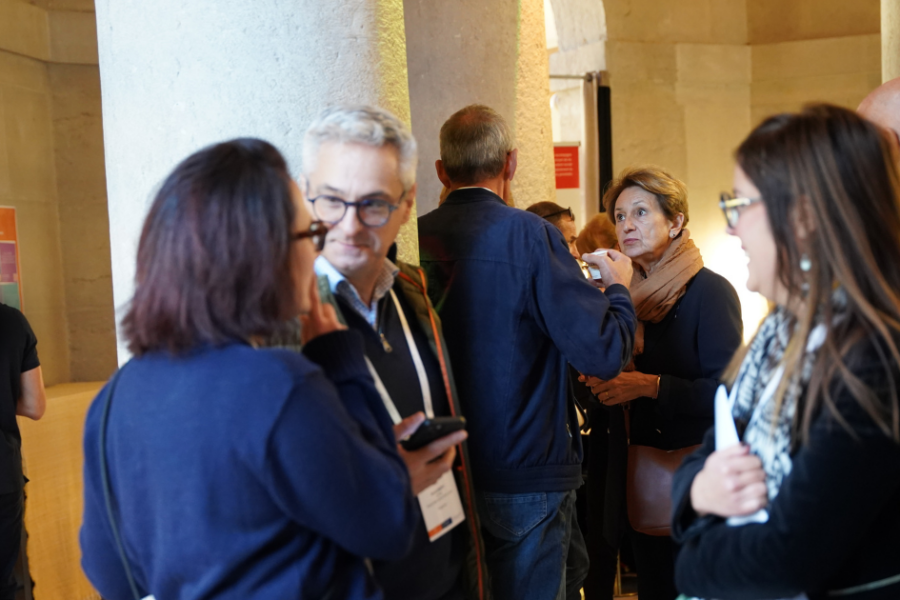 Participants en discussion lors d'un temps d'échange des Rencontres APOGÉES.