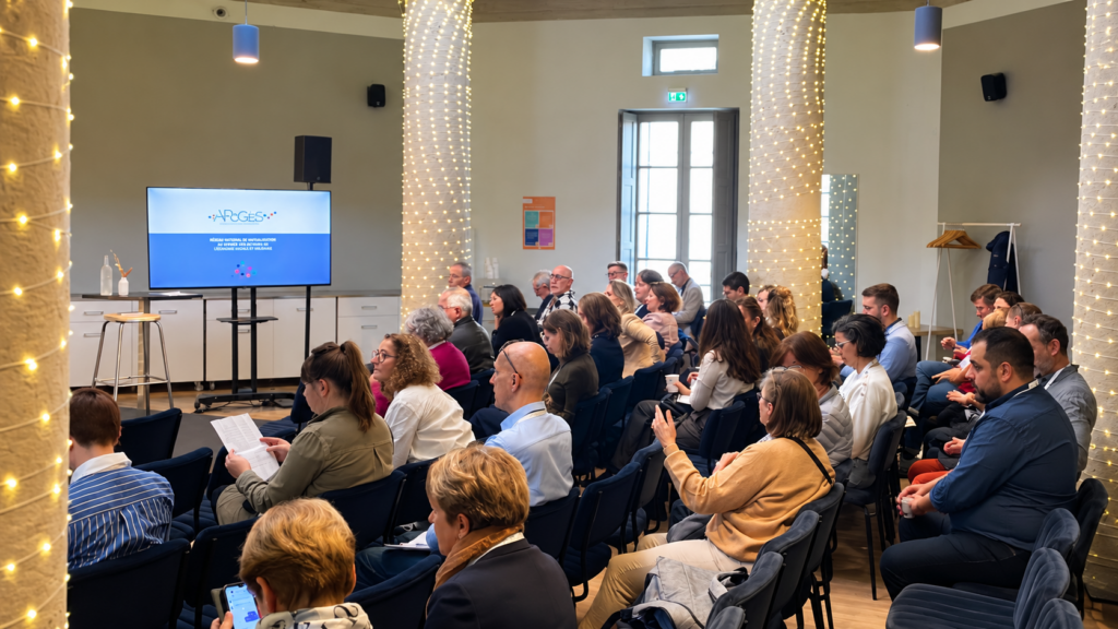 Participants réunis dans une salle lors d’une conférence des Rencontres 2025.