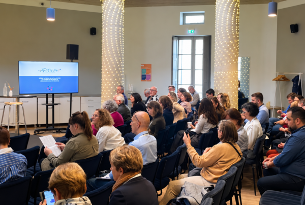 Participants réunis dans une salle lors d’une conférence des Rencontres 2025.
